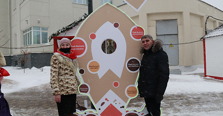 На улице Металлистов стартовал фестиваль креативных елок